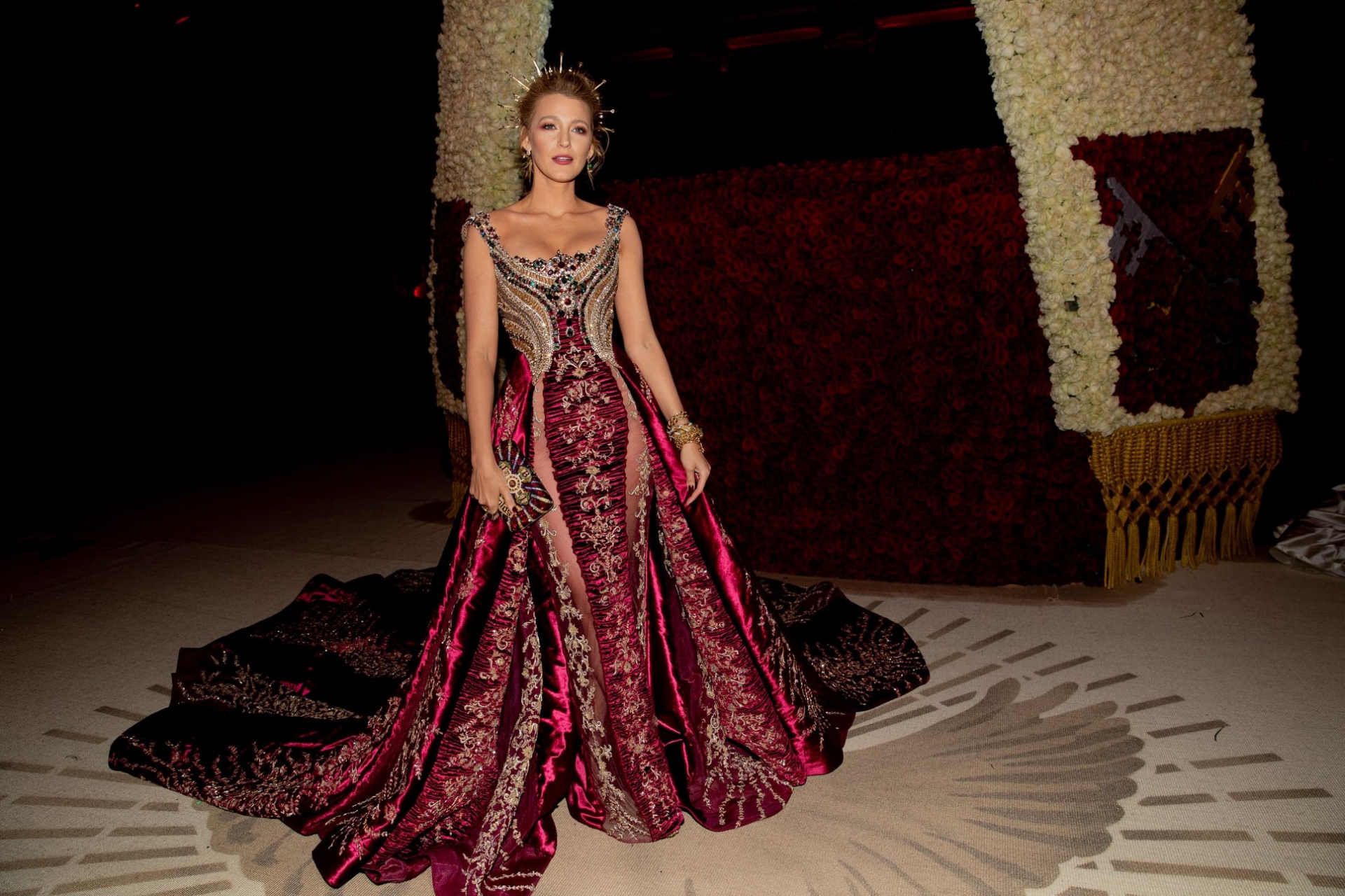 'Nữ thần' là những từ mà các tạp chí thời trang phải dành cho Blake Lively khi cô xuất hiện trong bộ đầm đỏ của Gucci.
