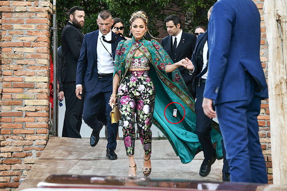 Jennifer Lopez quên cắt tag áo khi dự show của Dolce & Gabbana 