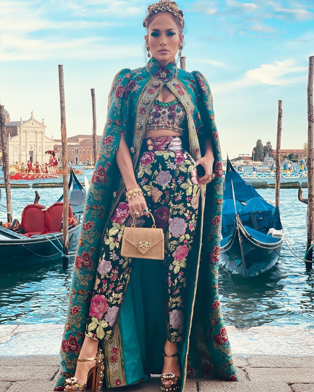 Jennifer Lopez tham gia show của Venice với một bộ cánh đầy sự vương giả. Cô còn đội thêm một chiếc vương miện trên đầu để nhấn mạnh vị thế hàng đầu của mình