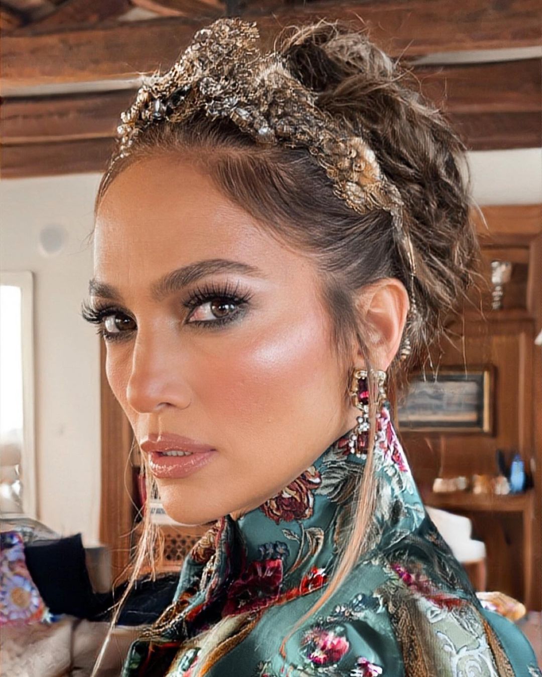 Cận cảnh lớp trang điểm sắc sảo, 'chặt chém' của Jennifer Lopez.