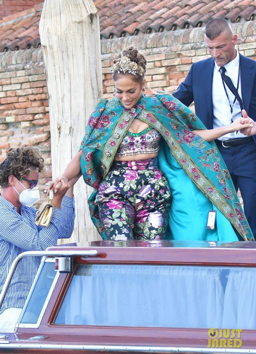 Mọi chuyện sẽ thật tuyệt vời nếu như công chúng không phát hiện ra Jennifer Lopez quên không cắt tag chiếc áo choàng.
