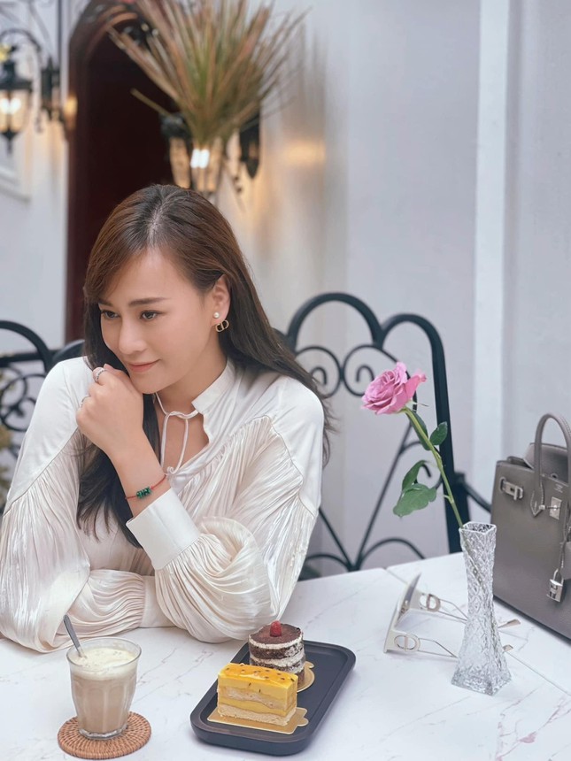 Một nàng bánh bèo chắc chắn không thể thiếu những chiếc áo blouse điệu đà với vô số li nhún xinh đẹp.