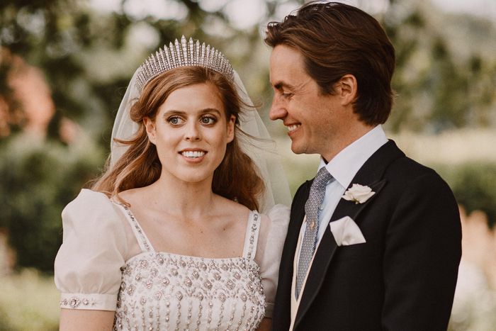 Công chúa Beatrice, cháu gái của nữ hoàng Anh đã thành thân với doanh nhân Edoardo Mapelli Mozzi vào tháng 7/2020. Cô đeo chiếc vương miện Queen Mary Fringe vào ngày đặc biệt