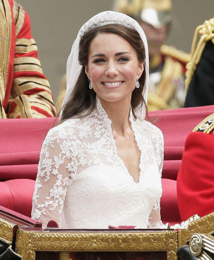 Trong ngày cưới của mình, công nương Kate Middleton đã đeo chiếc vương miện Carier Halo. Vương miện được tạo thành từ 739 viên kim cương cắt brilliant và 149 viên kim cương hình baguette. Chiếc vương miện là món quà sinh nhật lần thứ 18 của nữ hoàng Elizabeth II.
