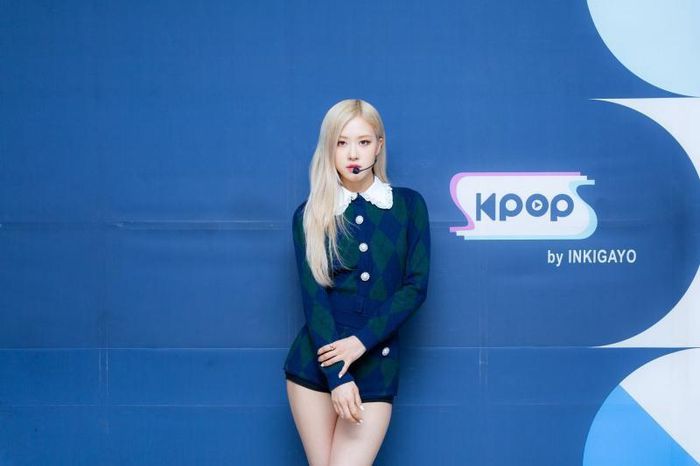Vào ngày 4/4, Rosé đã diện một bộ đồ kẻ caro để biểu diễn trên show Inkigayo quảng bá cho ca khúc solo đầu tay On The Ground.
