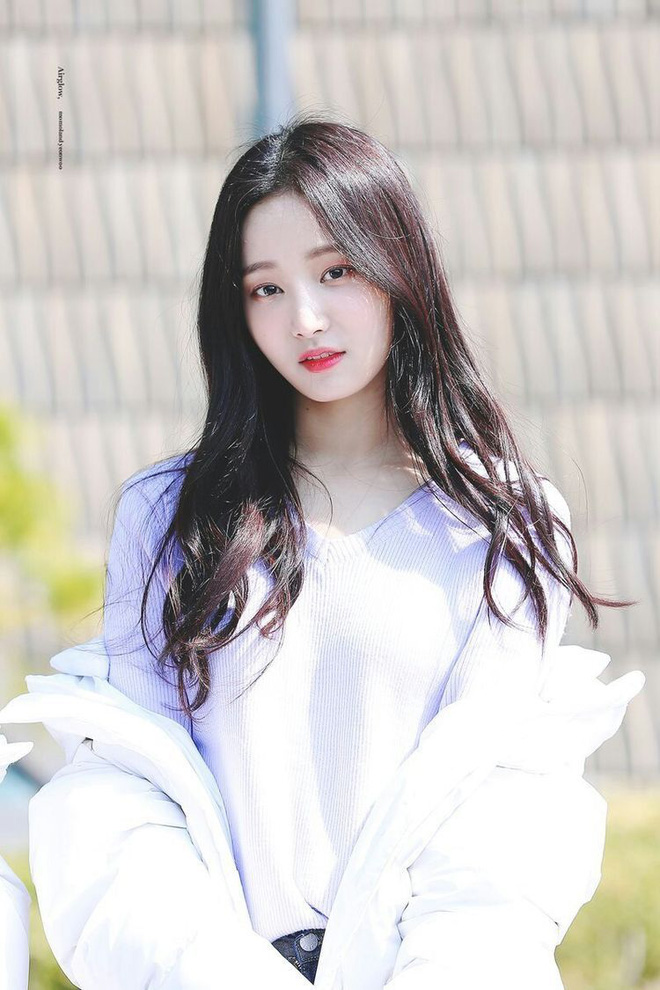 Yeonwoo sở hữu nhan sắc vô cùng ngọt ngào xinh đẹp. Tuy hay được mặc những trang phục sexy trên sân khấu, phong cách trang điểm của Yeonwoo lại khá hiền, đúng kiểu trong sáng, ngây thơ “mặt học sinh, người phụ huynh” với những màu son hồng, đỏ bóng tươi sáng, chuốt lông mi cong, tơi và hay xõa tóc dài hiền dịu
