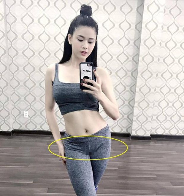 'Mẹ bỉm' Trương Quỳnh Anh đã rơi vào tình huống hớ hênh chỉ vì yêu thích mặc quần legging sáng màu. Đã vậy, cô nàng còn đứng vắt chân để chụp ảnh selfie trước gương.