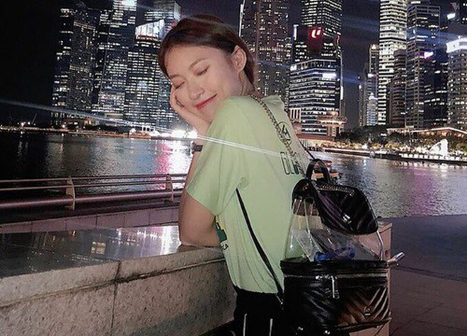 Bóc giá túi hàng hiệu cả tỷ đồng của MC nói tiếng Anh "như gió" Khánh Vy 