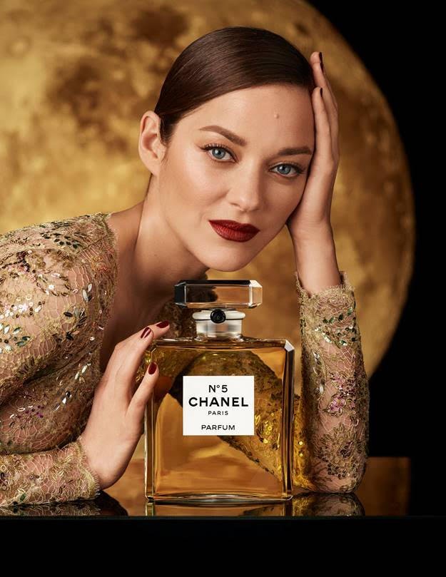 Trong 100 năm hình thành và phát triển, nước hoa Chanel luôn là biểu tượng của sự nữ tính và thượng lưu. Dù theo thời gian, bao bì của chai nước hoa có được sửa đổi một chút nhưng tựu chung, nó vẫn giữ nguyên hình dáng ban đầu.  