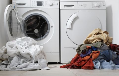 Bạn nên phân loại quần áo trắng trước khi giặt để không bị loang màu