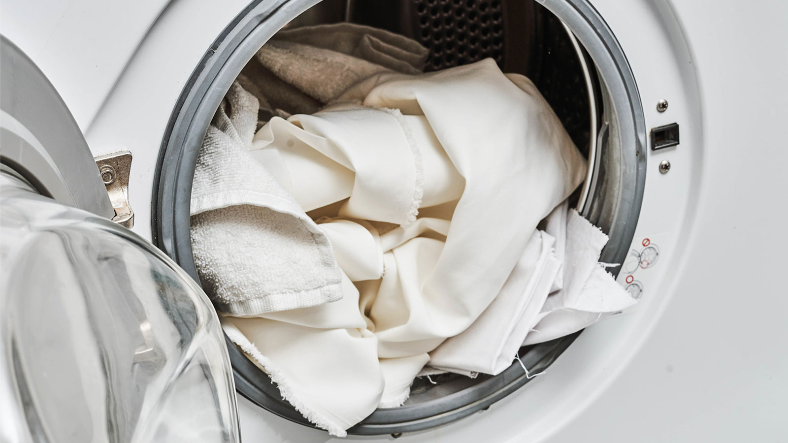 Bạn nên sử dụng những loại nước giặt lành tình tự nhiên để vệ sinh đồ trắng.