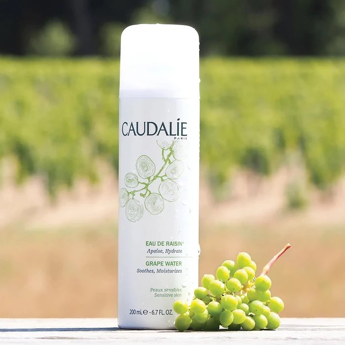Xịt khoáng Caudalie Grape Water có thiết kế chai nhựa, đầu phun sương nhẹ nhàng phù hợp với mọi làn da. Sản phẩm có chiết xuất chủ yếu từ hạt nho - một chất được chứng minh là có khả năng cấp ẩm và chống lão hóa.