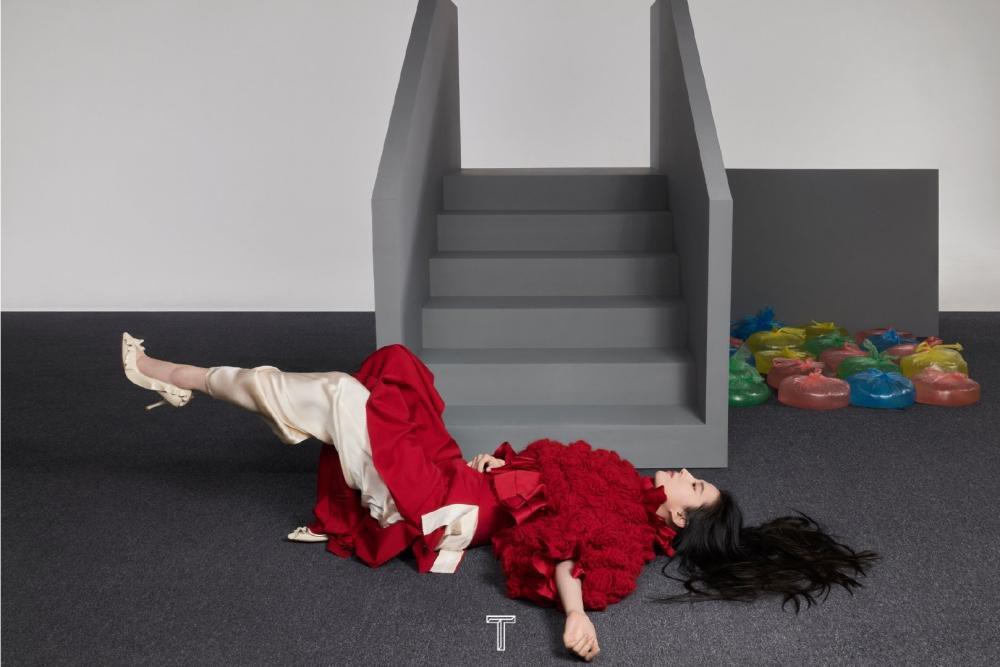 Lưu Diệc Phi lại bị chê bai vì biểu cảm đơ cứng trên tạp chí T số Kim Cửu