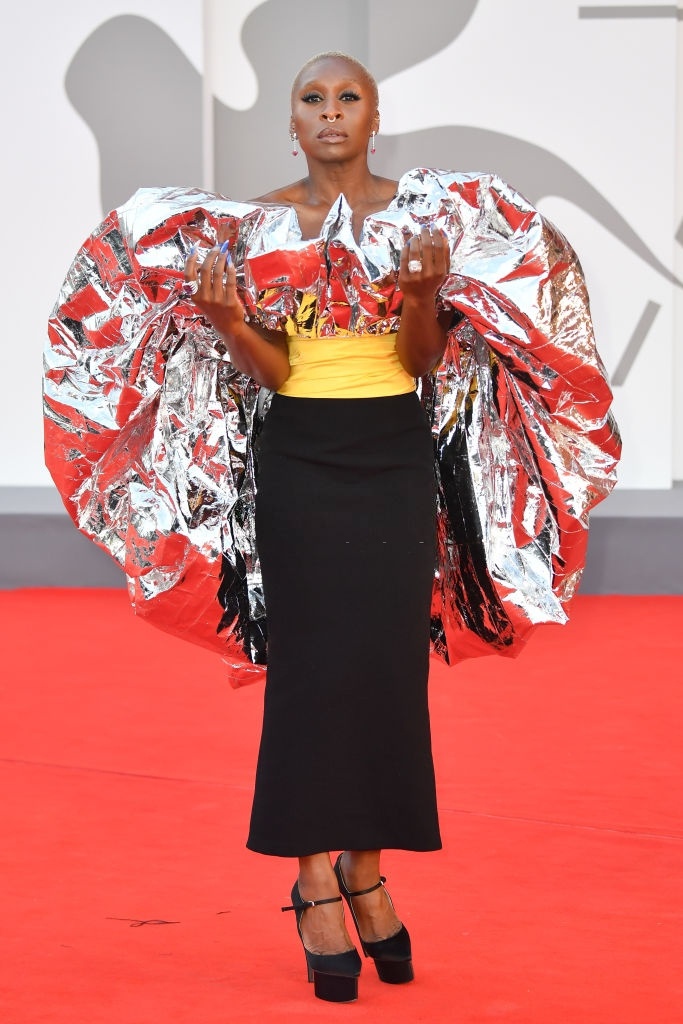 Nữ diễn viên Cynthia Erivo luôn biết cách chiếm trọn sự chú ý của thảm đỏ mỗi khi xuất hiện. Trong ảnh, cô đang diện một mẫu Haute Couture đến từ Schiaparelli Couture