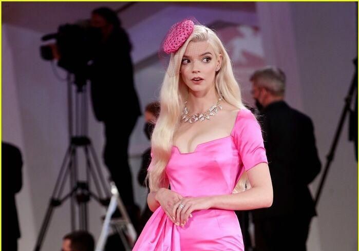  “Nữ hoàng cờ vua” Anya Taylor – Joy mặc váy nhăn nhúm trên thảm đỏ LHP Venice 78 