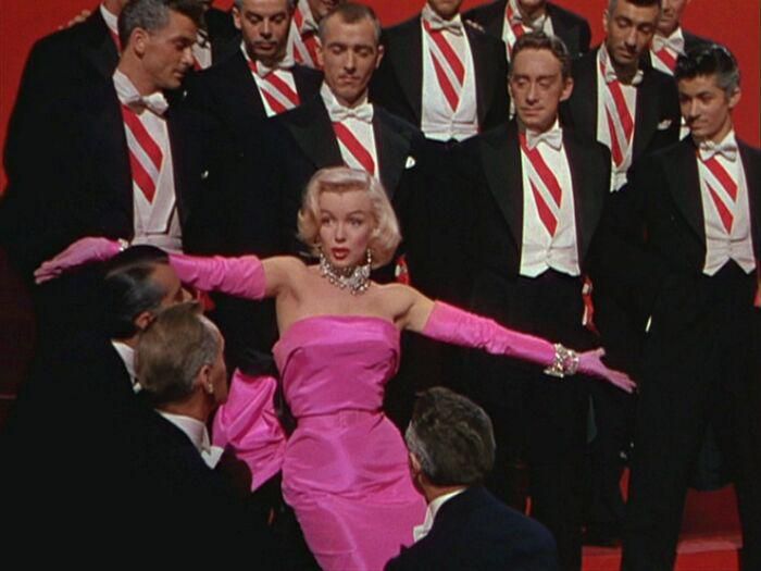 Chiếc váy này của Anya Taylor - Joy được lấy cảm hứng từ một chiếc váy mà cố minh tinh Marilyn Monroe từng mặc.
