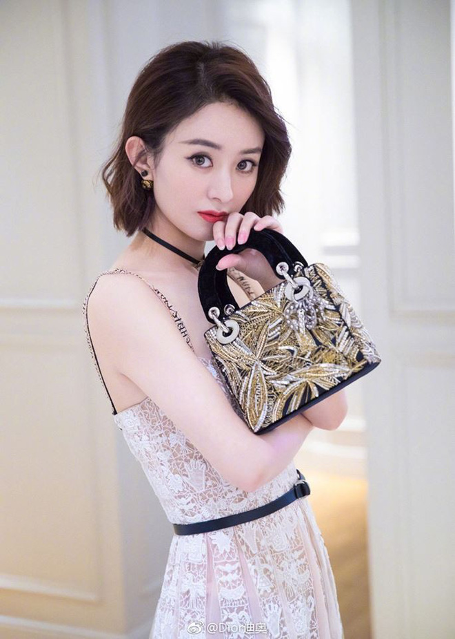 Nếu không vì phom dáng quá đỗi nổi tiếng của chiếc Lady Dior thì không ai nghĩ Triệu Lệ Dĩnh đang cầm một chiếc túi cực kỳ đắt tiền.