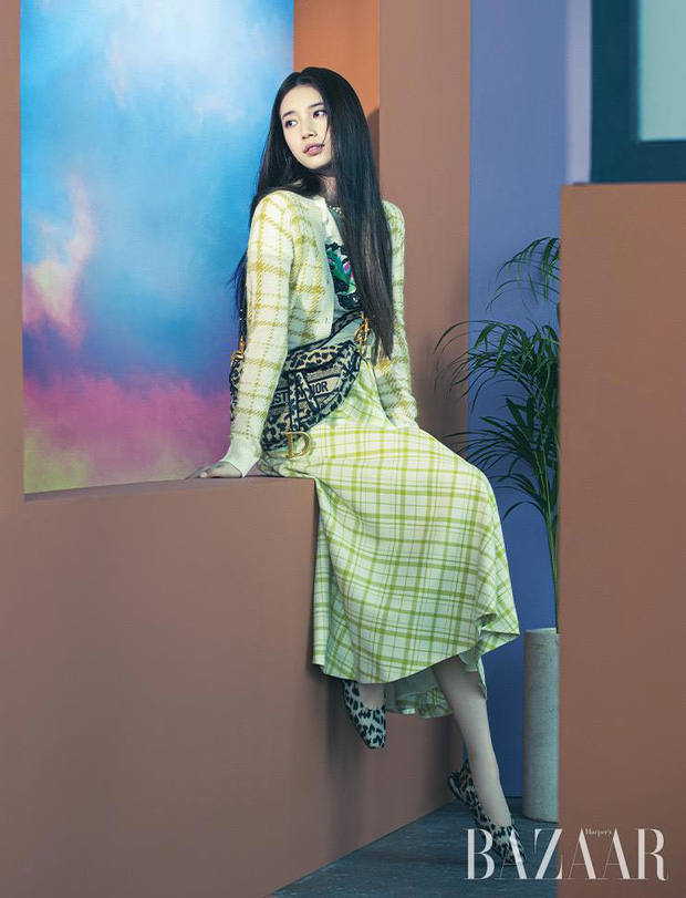 Cách đây ít lâu, nàng đại sứ thương hiệu Dior của Hàn Quốc Bae Suzy cũng diện một chiếc túi tương tự. Chẳng cần tạo dáng câu kỳ, Suzy ngồi bên khung cửa sổ thôi cũng đủ đẹp rồi.