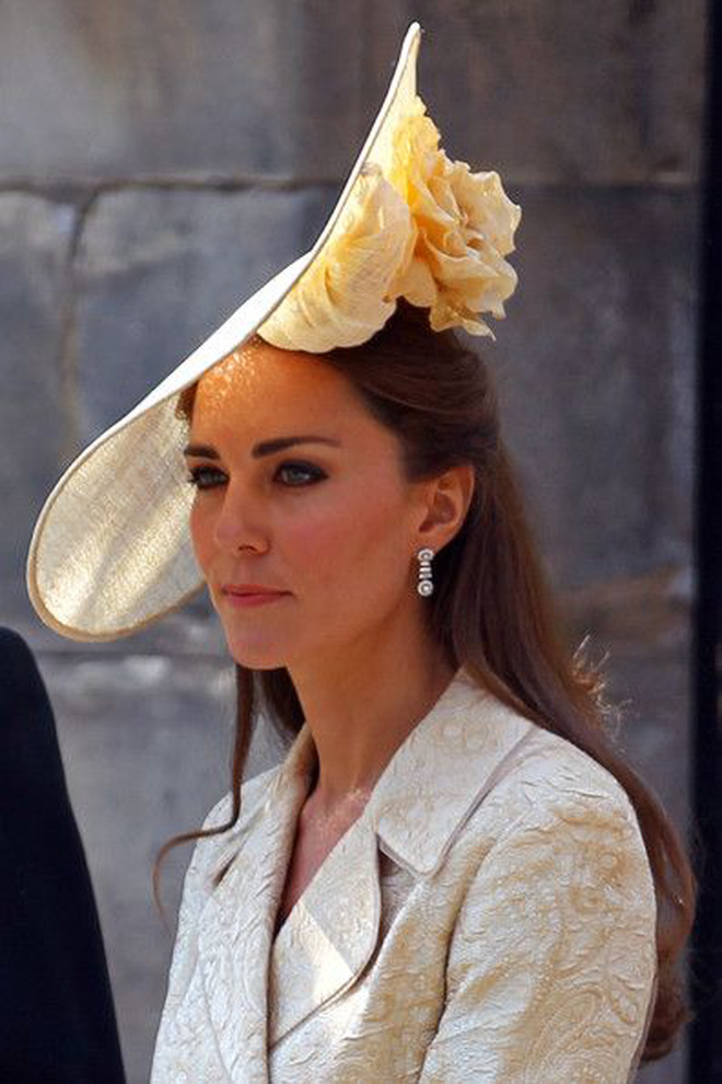 Những chiếc mũ tồn tại như một biểu tượng sang trọng của Hoàng gia Anh.