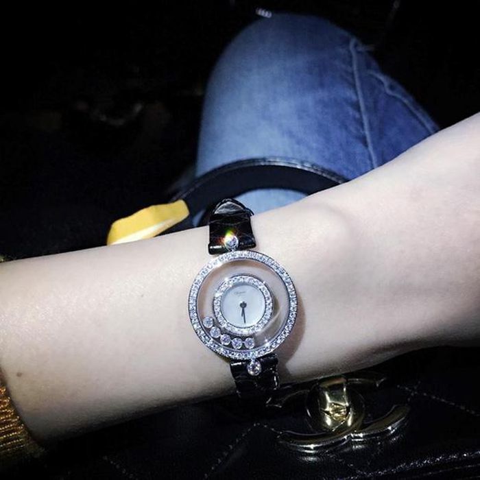 Chiếc đồng hồ Happy Watch của Chopard mà Công Vinh tặng cho Thủy Tiên được định giá tới 9 tỷ đồng.