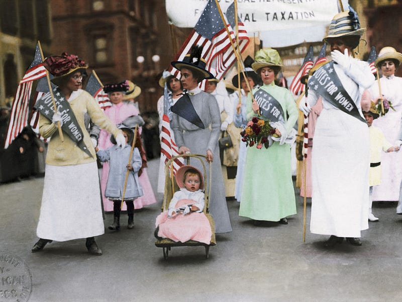 Hình ảnh phục chế cuộc tuần hành đòi bình đẳng và quyền bầu cử của phụ nữ New York, Mỹ.