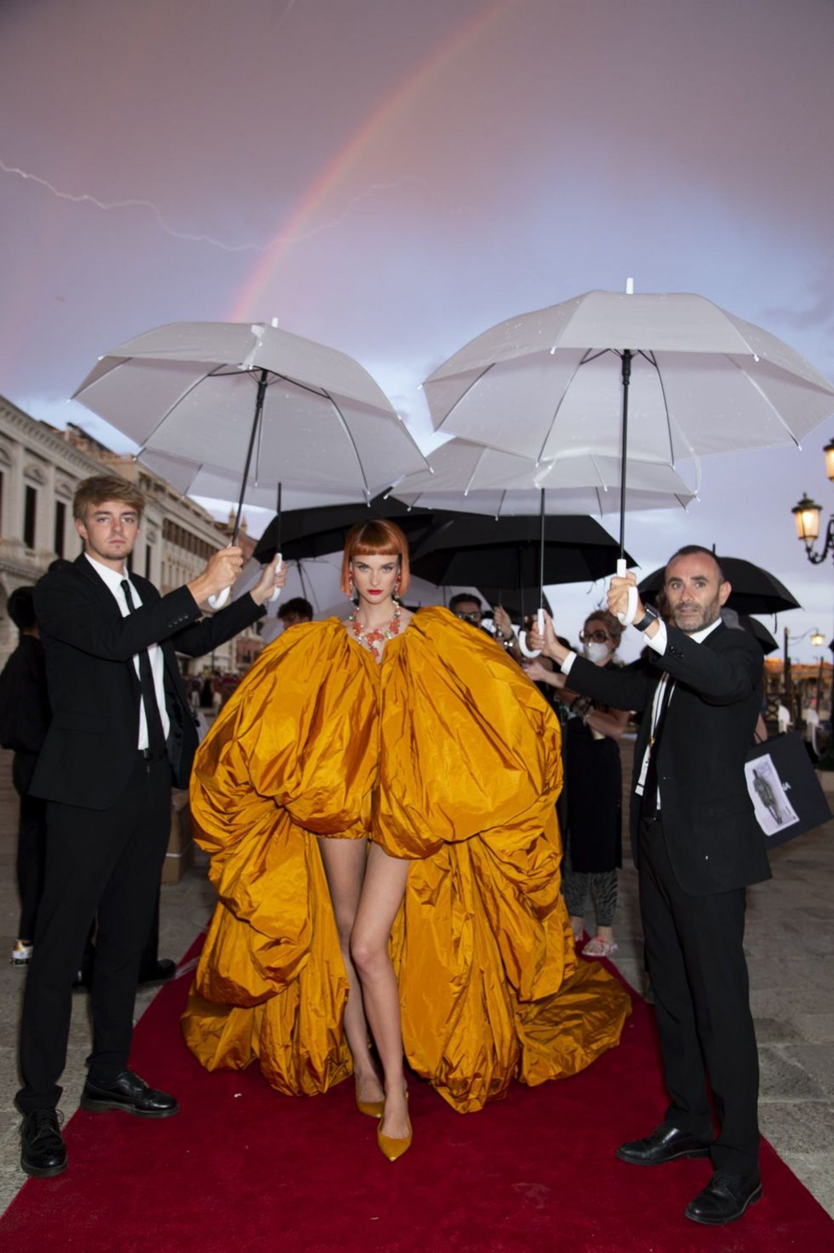 5 sự thật về show diễn hoành tráng Alta Moda Venezia 2021 của Dolce & Gabbana  - Ảnh 13