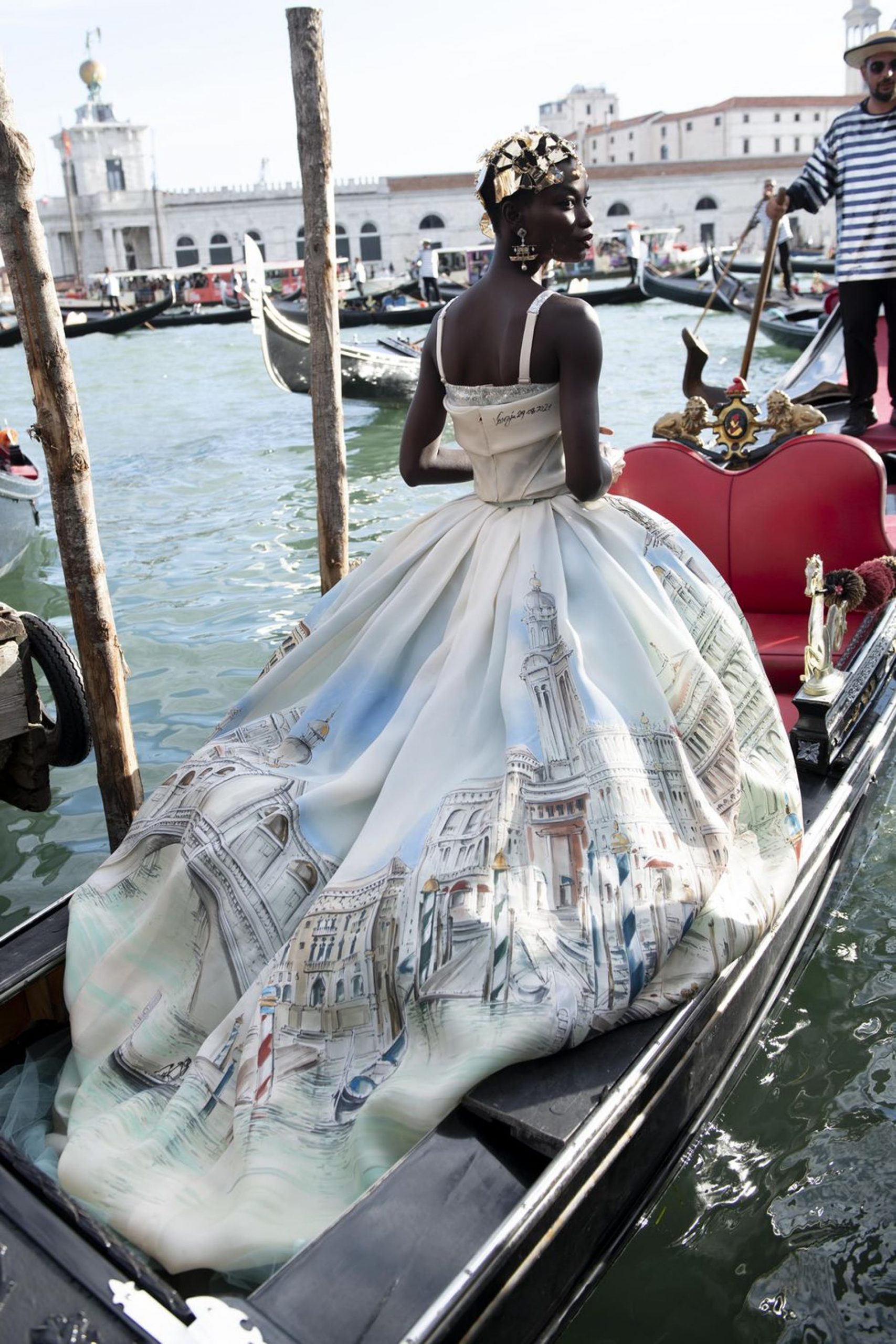5 sự thật về show diễn hoành tráng Alta Moda Venezia 2021 của Dolce & Gabbana  - Ảnh 2