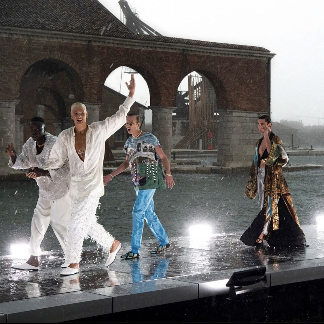 5 sự thật về show diễn hoành tráng Alta Moda Venezia 2021 của Dolce & Gabbana  - Ảnh 15