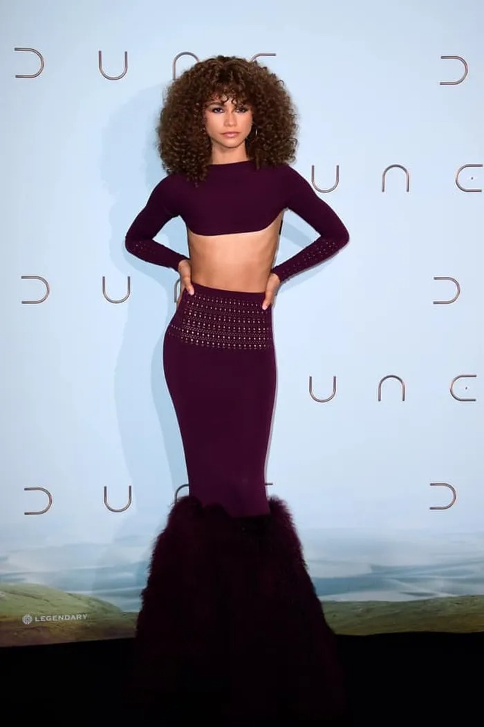 Mới nhất, Zendaya mặc set áo váy tím trong bộ sưu tập mới nhất của Alaïa và David Koma khi tham dự ra mắt phim “Dune”.