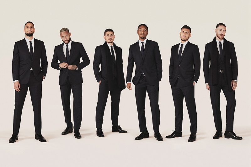 Các cầu thủ Paris Saint – Germain sẽ mặc đồ Dior trong 2 mùa tới. Đây là một hình ảnh vô cùng lịch lãm khác hẳn với hình ảnh mạnh mẽ hàng ngày.
