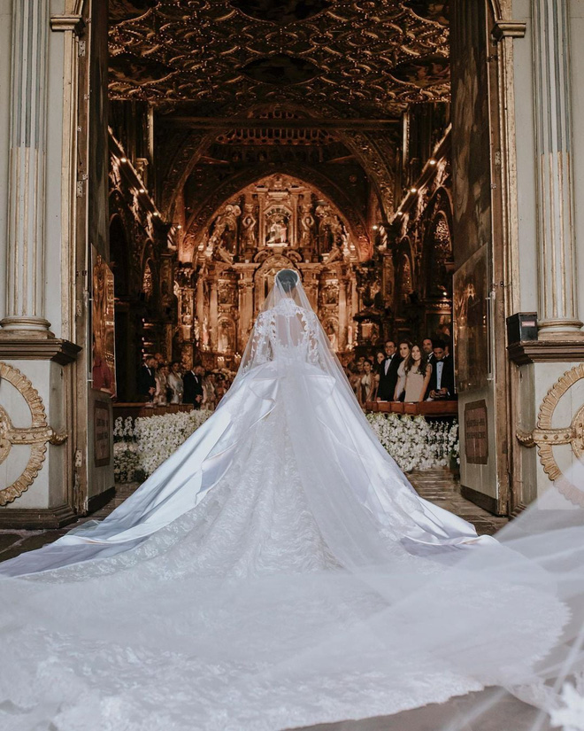Jasmine gây chú ý với chiếc váy cưới tỉ mẩn dài tới tận 4m.
