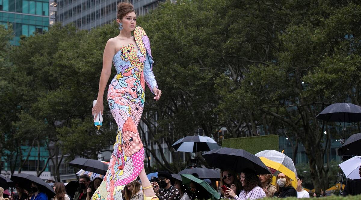 Show diễn Moschino 2021 lộn xộn “như một cái chợ” 