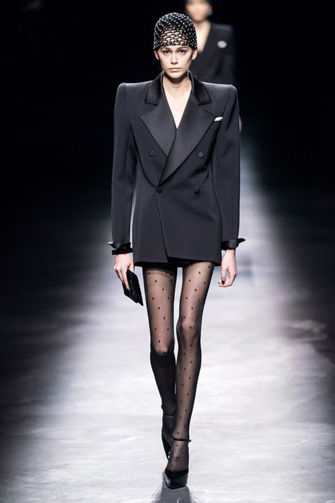 Yves Saint Laurent từng bị chỉ trích vì sử dụng người mẫu siêu gầy trong show diễn Thu - Đông 2019. Hình ảnh những cô người mẫu với thân hình nhỏ xíu đã gây luồng tranh cãi lớn cho nhà mốt Pháp. Trong ảnh là Kaia Gerber, cô cao 1m75 nhưng chỉ nặng 40kg.