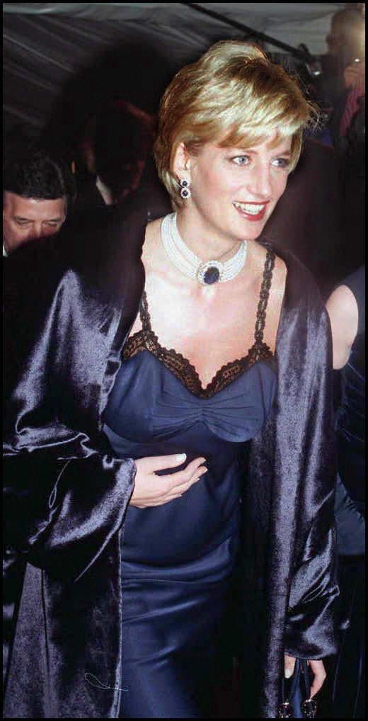 Công nương Diana xuất hiện 1 lần và duy nhất tại thảm đỏ Met Gala 1996.