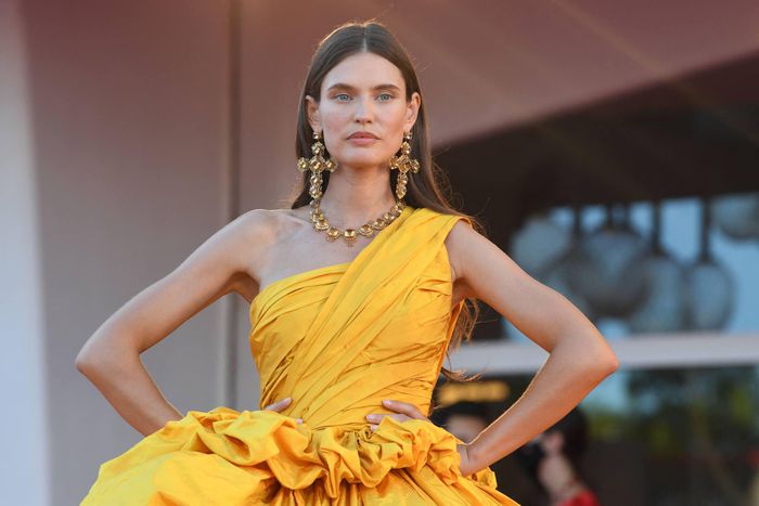 Nữ người mẫu nổi tiếng Bianca Balti diện một chiếc đầm vàng cầu kỳ của của Dolce & Gabbana. Cô đeo bộ trang sức lộng lẫy độc quyền từ bộ sưu tập Alta Gioielleria cùng thương hiệu