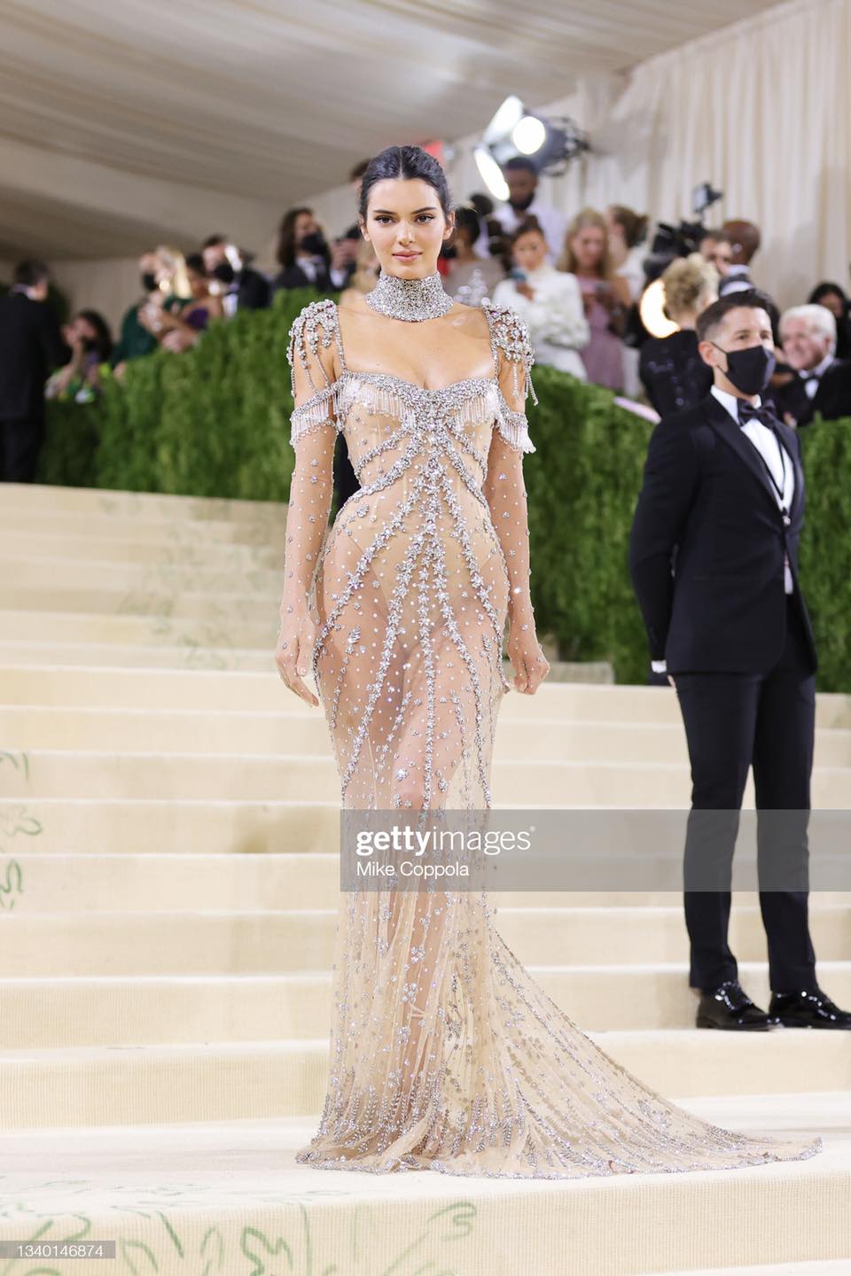 Kendall Jenner diện chiếc váy xuyên thấu do giám đốc sáng tạo Givenchy thiết kế.