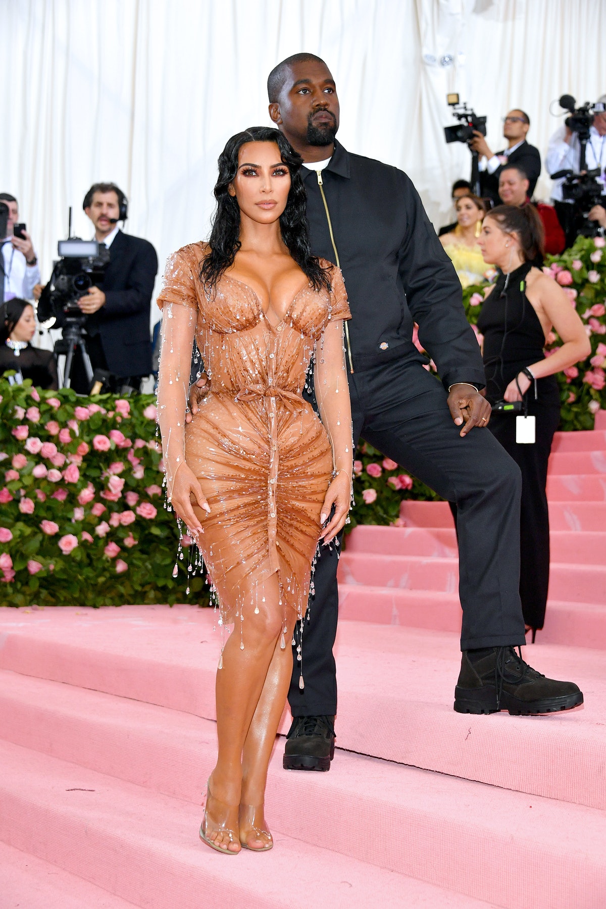 Kim Kardashian trong bộ váy giọt nước nổi tiếng của cô. Để có thể 'nhét' mình vào bộ trang phục này, Kim Kardashian đã phải mặc một chiếc corset bó sát. Chiếc corset bó đến mức Kim không thể thở, không thể đi vệ sinh và khiến xương sườn của cô 'tưởng như sắp gãy'.