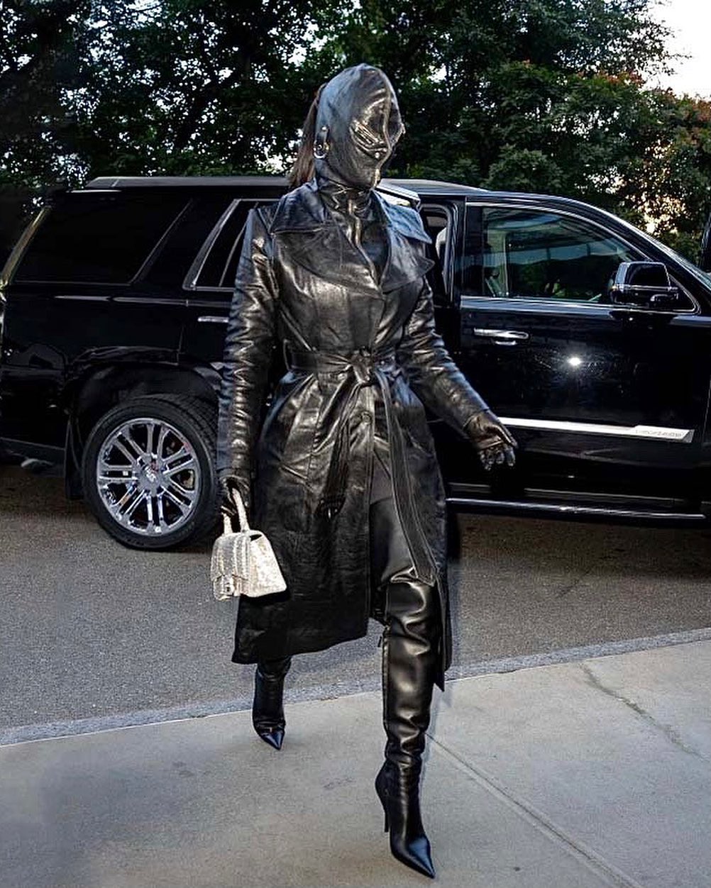 Trước đó, Kim cũng xuất hiện với một bộ đồ da kín mít tại khách sạn để chuẩn bị cho sự kiện Met Gala 2021.