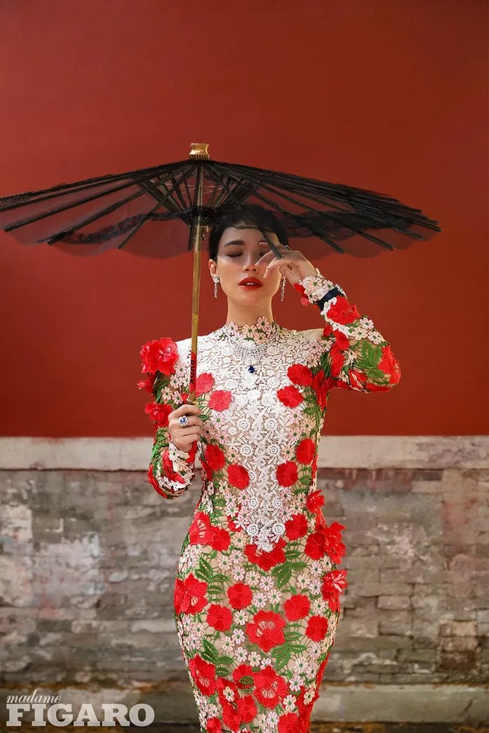 Mỹ nhân Hương Cảng diện một thiết kế Haute Couture của Ronald Van der. Màu đỏ quyến rũ càng tôn lên nhan sắc kiều diễm của người đẹp.