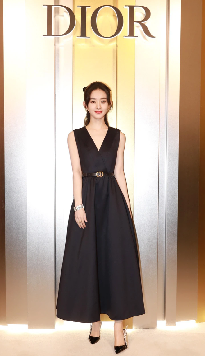 Chiếc váy Dior khiến cho Triệu Lệ Dĩnh lùn một mẩu.