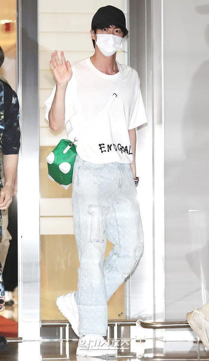 Jin mặc đồ khá đơn giản. Tuy nhiên, chiếc áo phông đơn giản mà anh chàng mặc có giá tới tận 21 triệu đồng, chiếc quần jeans anh mặc có giá 75 triệu đồng và túi hơn 62 triệu đồng.