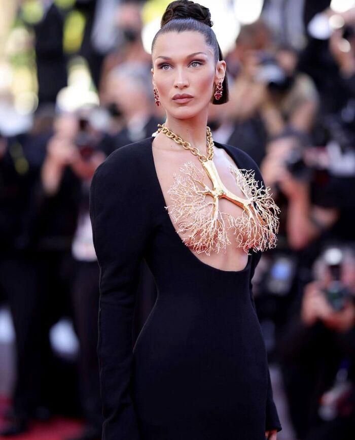 Bella Hadid đại náo LHP Cannes 2021 với chiếc váy hở ngực