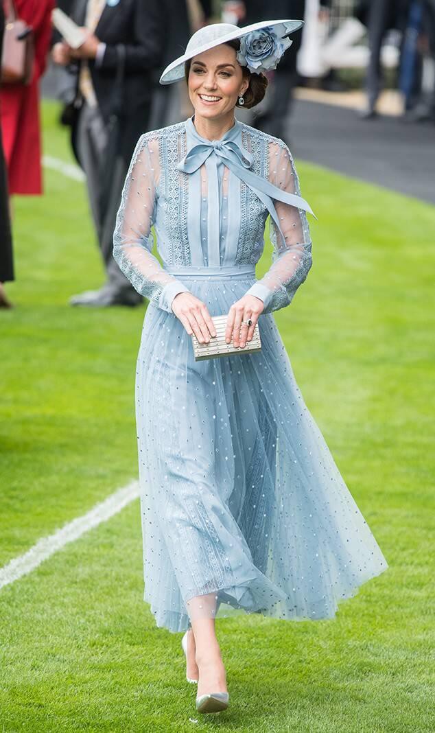 Set đồ của Phương Oanh gần giống với bộ váy mà công nương Kate Middleton từng mặc trước đây. Thiết kế này đế từ thương hiệu Elie Saab