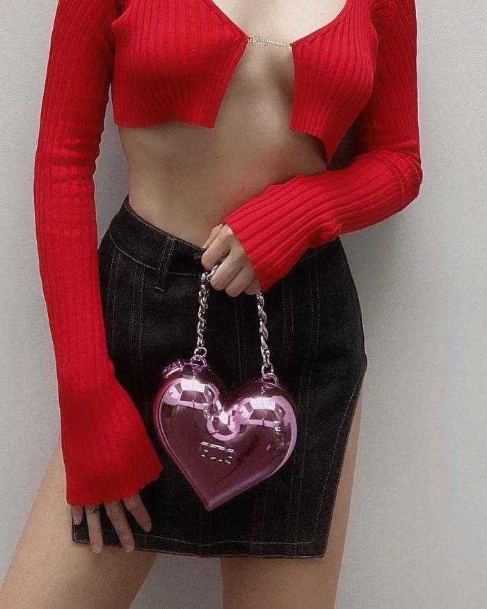 Bà xã Touliver phối thêm với chiếc clutch trái tim đồng màu để hoàn thiện trang phục,