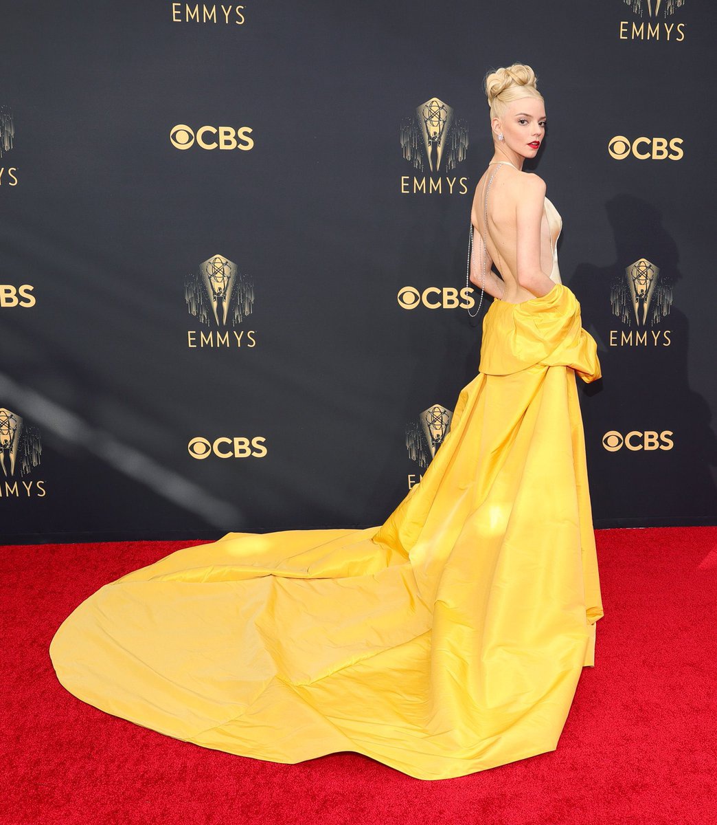 Anya Taylor - Joy đến Emmy 2021 với chiếc váy vàng của Dior. Chiếc váy được lấy cảm hứng từ thiết kế bí ẩn nhất lịch sử phim ảnh thế giới từng xuất hiện trong tác phẩm “What A Way To Go!”.