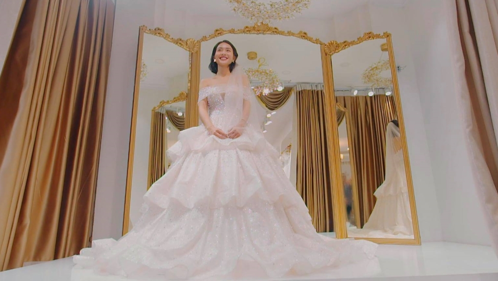 Khả Ngân vào vai Tuệ Nhi trong 11 tháng 5 ngày. Trong tập 4, Nhi đã có ý định kết hôn với Thuận (Tuấn Tú) nên cô đã có phân cảnh đi thử váy cưới. Tuệ Nhi là một cô nàng nữ tính nên chiếc váy cưới của cô cũng khá bồng bềnh, tầng lớp như công chúa Lọ Lem.