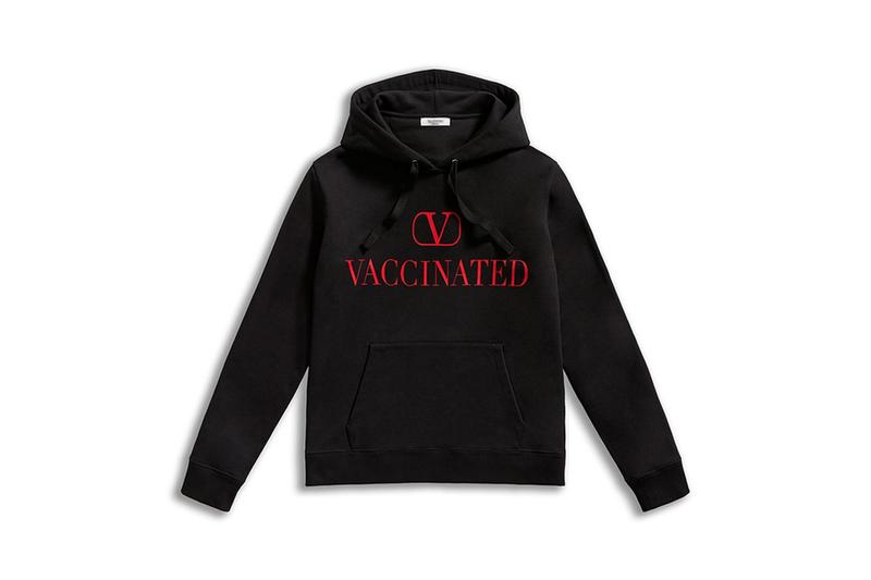 Valentino ra mắt chiếc áo hoodie để ủng hộ chương trình tiêm chủng chống Covid - 19 trên toàn thế giới. Chiếc áo này có giá 690 USD (khoảng hơn 15.7 triệu đồng).