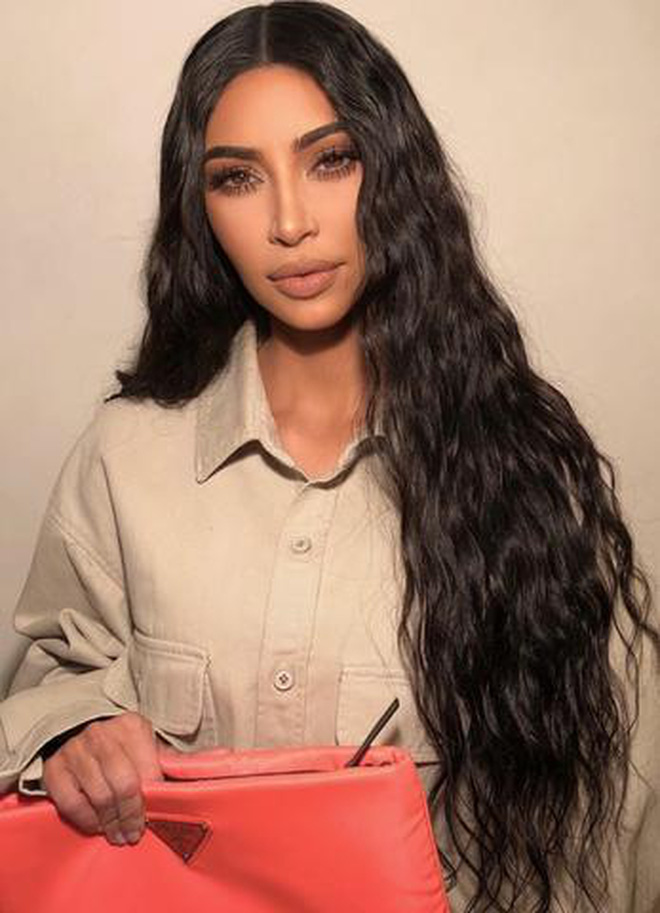 Kim Kardashian khá thích nối tóc. Điều này giúp cô tha hồ thay đổi kiểu tóc mà không cần tốn công nuôi.