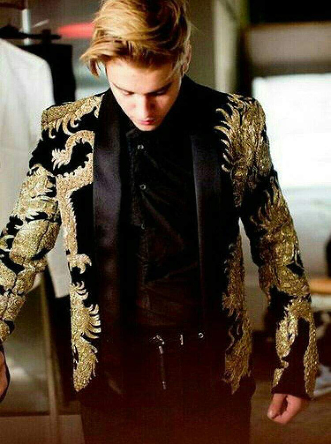 Justin Bieber đẹp không góc chết trong chiếc áo lấy cảm hứng từ rồng châu Á.
