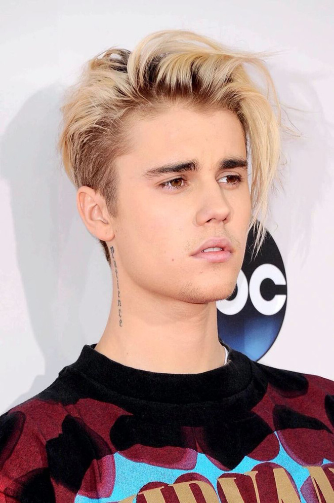 Mái tóc ngày đó của Justin Bieber cũng rối nhưng là rối có chủ đích chứ không rối 'freestyle' như hiện tại.